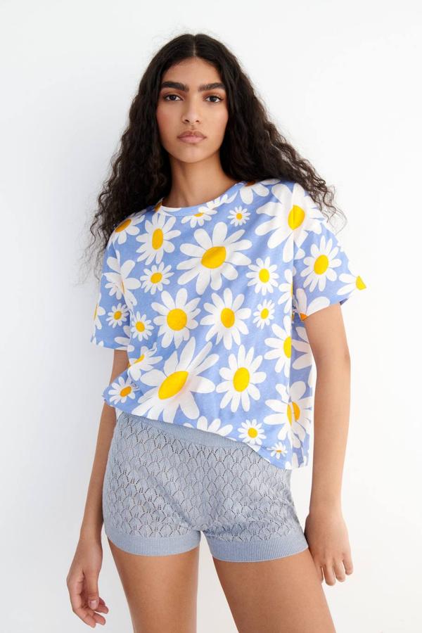 Camiseta básica de manga corta color azul, con cuello redondo y estampado de margaritas, de Zara. La encontrarás a 6,95 euros.