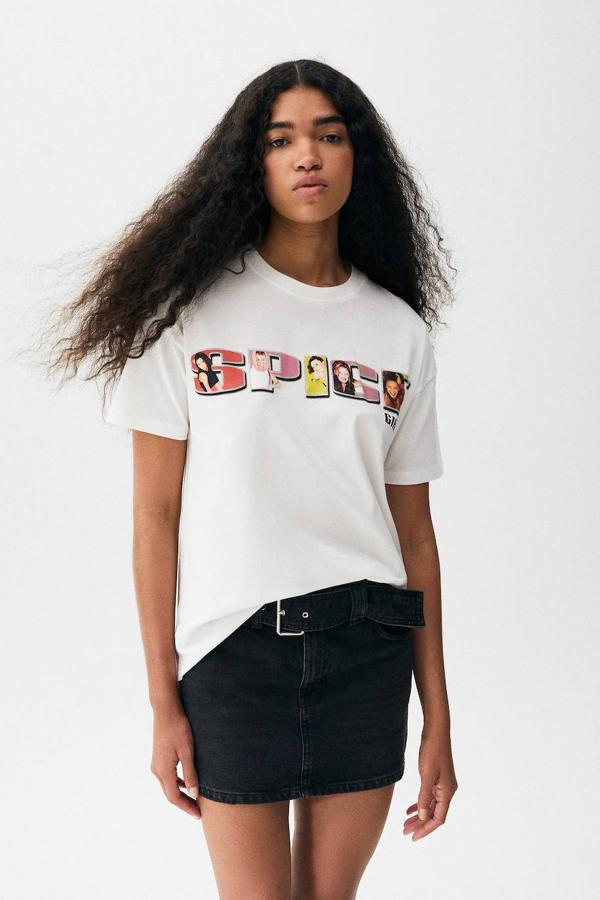 Camiseta blanca de manga corta con print del grupo musical ‘Spice Girl’, de Pull&Bear. Tiene un precio de 15,99 euros.