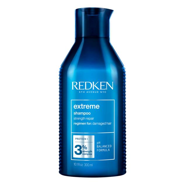 Si buscas una sensación suave, pero con una fuerte acción limpiadora sobre el pelo y el cuero cabelludo, que te libere de impurezas y residuos. Tienes que hacerte con la fórmula de Extreme Champú Fortificante de Redken. Precio: 11,46 €.