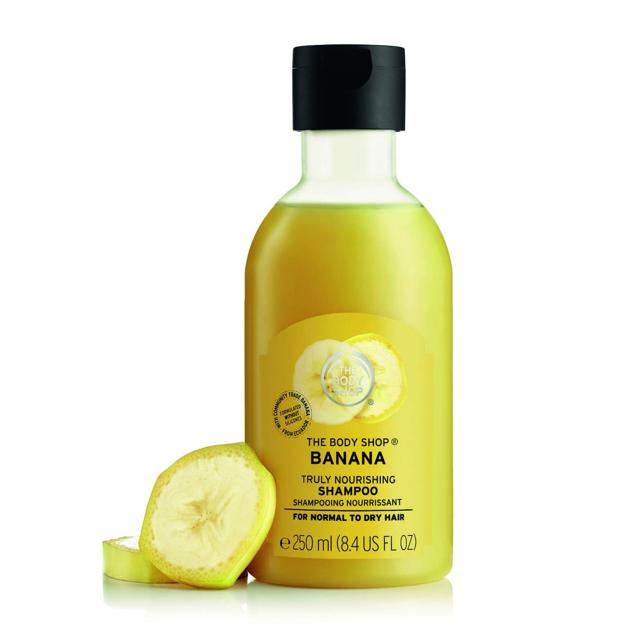The Body Shop presenta un champú enriquecido con plátano orgánico, puedes usarlo tanto para cabellos normales como secos. Tras su empleo, notarás una embriagadora fragancia tropical. Precio: 3 €.