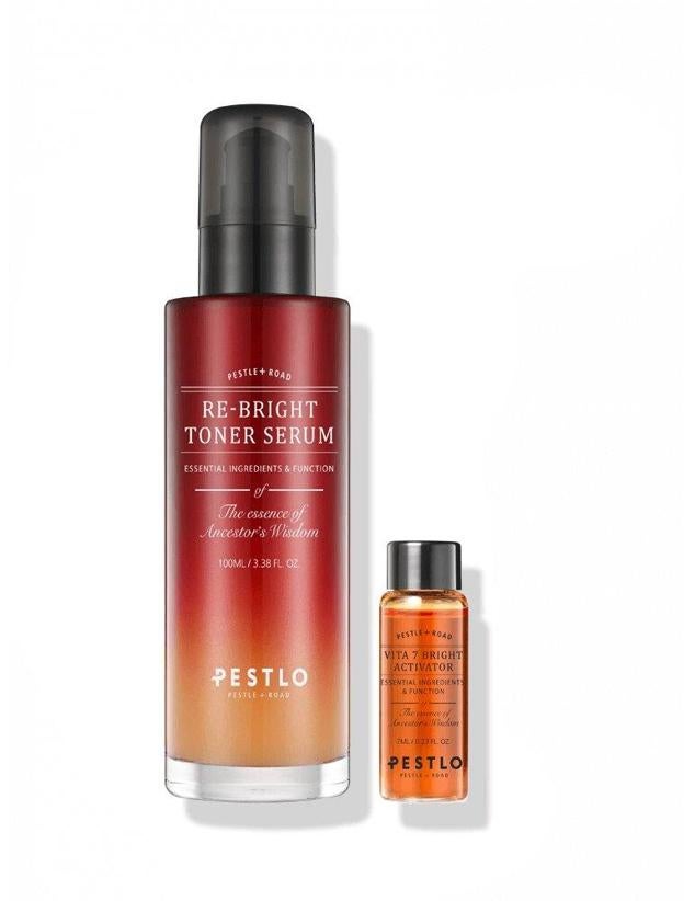 Esta fórmula en dos fases está diseñada para unificar, corregir manchas y desvelar el aspecto más radiante. Entre sus ingredientes encontramos un complejo multivitamínico a base de vitaminas A, B, C, D, E, F y H que inhibe la producción de melanina e ilumina en profundidad, así como ayuda a combatir los signos de la edad. La corteza de pino refuerza la acción antioxidante, la niacinamida equilibra e iguala y las ceramidas hidratan y refuerzan la barrera cutánea.