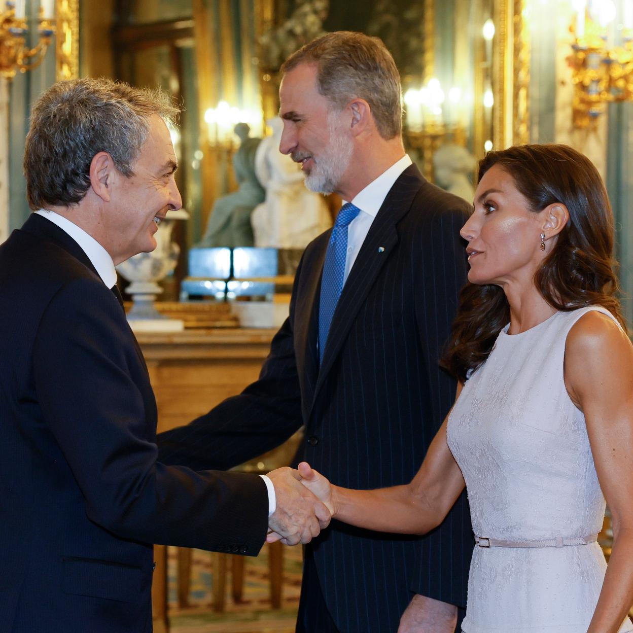 La reina Letizia y el rey durante el acto celebrado en el Palacio Real.