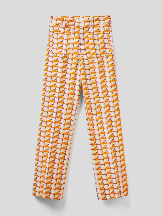 Benetton utiliza un estampado óptico en colores vitaminados para sus pantalones desenfadados que combinan con todos tus básicos. Precio: 79,95 €.