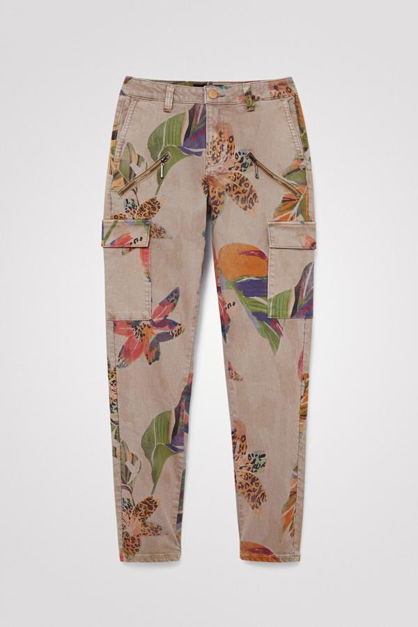 Desigual combina un estampado camoflower de flores con el pitillo cargo más cómodo de la temporada. Precio: 89,95 €.