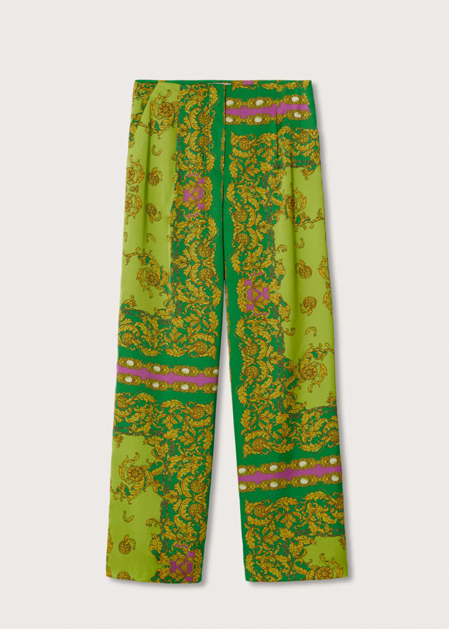 El estilo barroco es uno de los más impuestos esta temporada y Mango lo hace realidad con este pantalón satinado. Precio: 29,99 €.