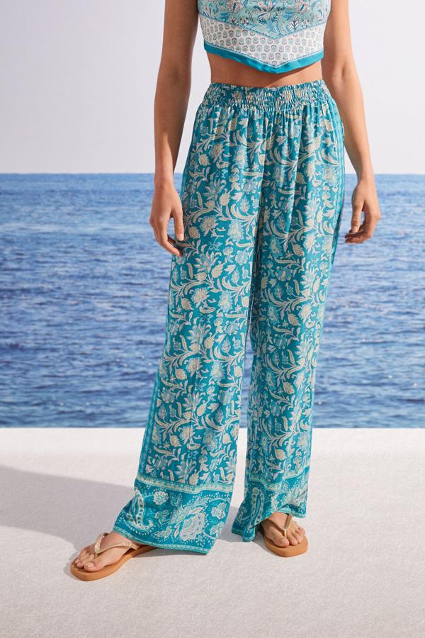 Women’s Secret tiene los pantalones con estampado paisley de color verde con contrastes en sus bajos, te harás con el sí o sí. Precio: 23,99 €. 