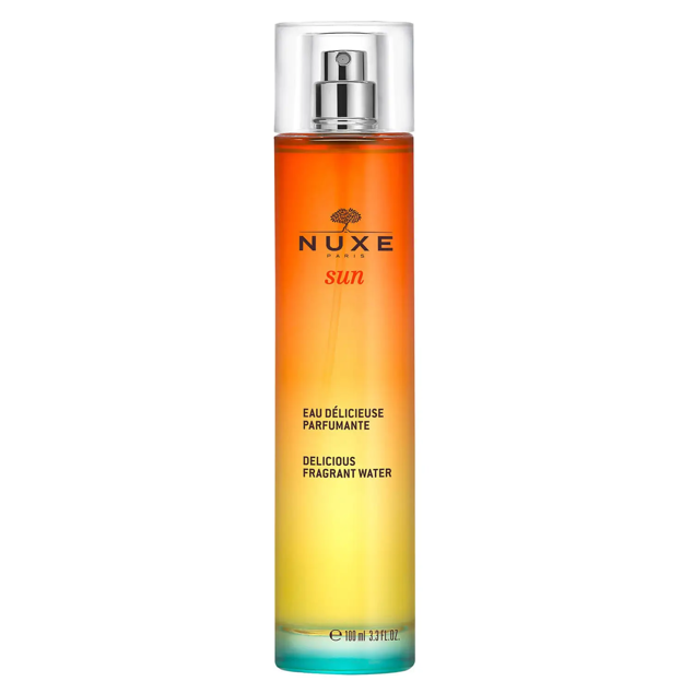 Agua Deliciosa Perfumada de Nuxe es una variación adictiva de la fragancia de los solares de Nuxe que captura el espíritu incandescente del verano. En su fórmula lleva unas chispeantes armonías de naranja dulce y naranjo amargo, deliciosos matices de coco y de flores de tiaré, acariciados por un sensual acorde de vainilla y almizcles. Precio:  23,19 euros en Amazon .