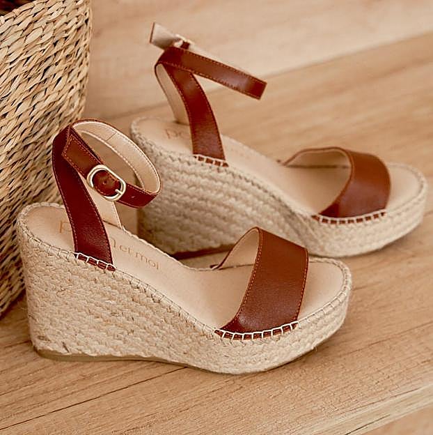 Las sandalias de Ayuso las puedes copiar con este modelo de Polín et Moi.