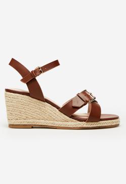 Imagen secundaria 2 - Estas sandalias de cuña de Isabel Díaz Ayuso confirman que son los zapatos cómodos favoritos del verano y los que más estilizan