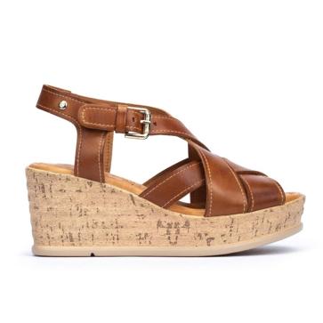 Imagen secundaria 1 - Estas sandalias de cuña de Isabel Díaz Ayuso confirman que son los zapatos cómodos favoritos del verano y los que más estilizan