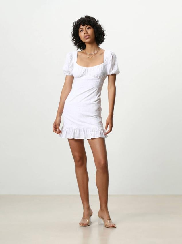 Vestido corto con tejido bordado suizo, escote cuadrado elástico, manga corta abullonada, espalda abierta con cordón cruzado y detalle de volante en el bajo, de Lefties. Lo encontrarás a 17,99 euros.