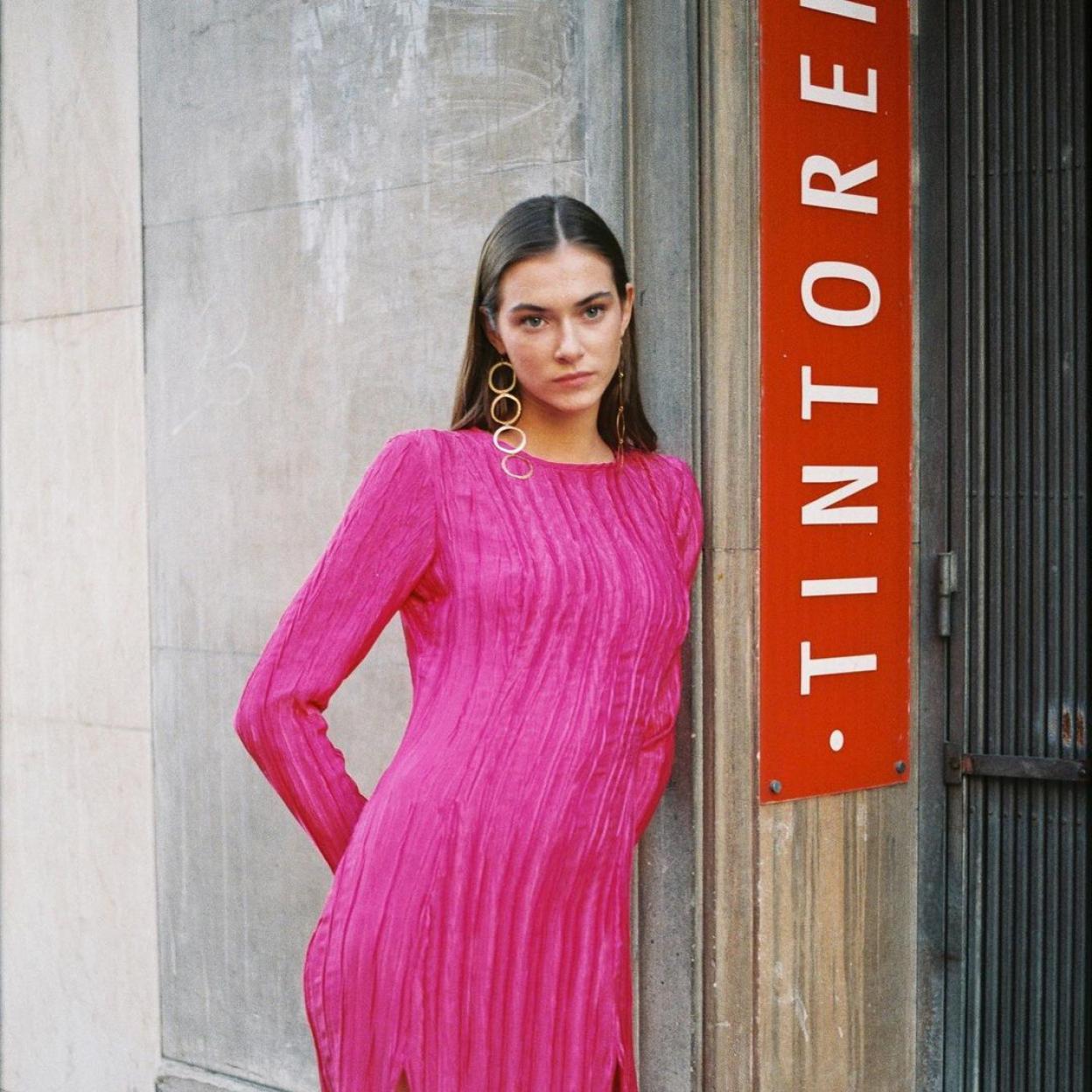 Así es el vestido made in Spain con espalda descubierta que obsesiona a las invitadas