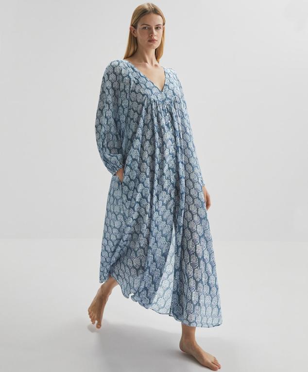 El azul se ha convertido en un tono de temporada que favorece a todos los tipos de pieles. Así, Oysho lanza este modelo ancho tipo caftán que disimula, es súper cómodo y tan versátil como ponible. 