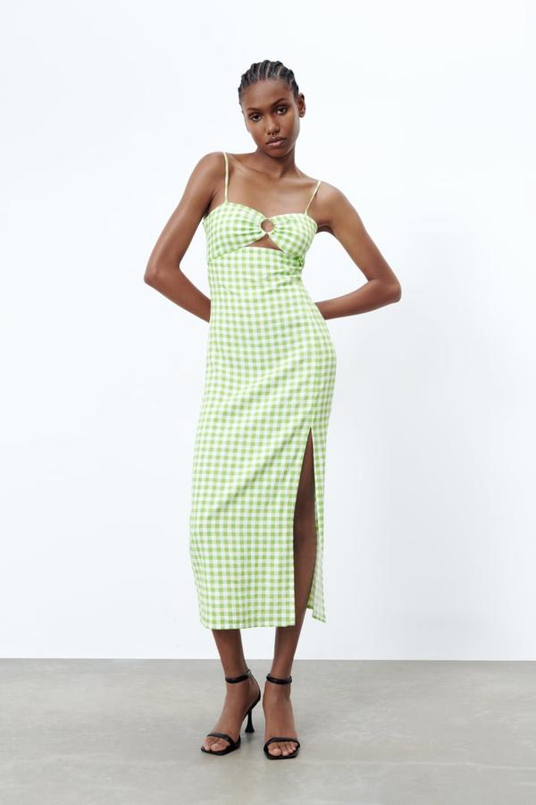 Al más puro estilo francés, este vestido de estampado Vichy es lo que necesitas para un verano de lo más especial. Podrás ponértelo tanto con zapatillas como con sandalias. ¿Lo mejor? Su escote, que sienta bien tengas el tamaño de pecho que tengas. 