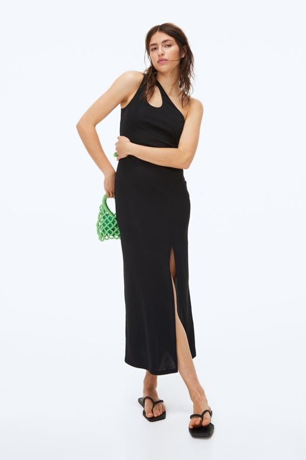 Con asimetrías en el escote y en la parte inferior del lateral, este vestido te hará verte muy compensada, ya que son precisamente estas asimetrías las que te proporcionarán un equilibrio perfecto. Si vas a ponértelo en una ocasión más informal, puedes combinarlo con sandalias planas y un bucket hat (el complemento de moda). Si tu idea es utilizarlo en una ocasión más formal, añádele complementos metalizados. Nunca falla. 