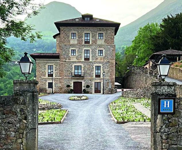 Los hermanos Esther, Sandra y Nacho Manzano soñaban con un hotel gastronómico que fuera un canto de amor a Asturias, al producto, a la economía circular y al empleo local. Y el medieval Palacio de Rubianes lo ha hecho realidad. Los Picos de Europa ponen las vistas. Ganaderos, agricultores y artesanos locales, el sabor. narbasu.com