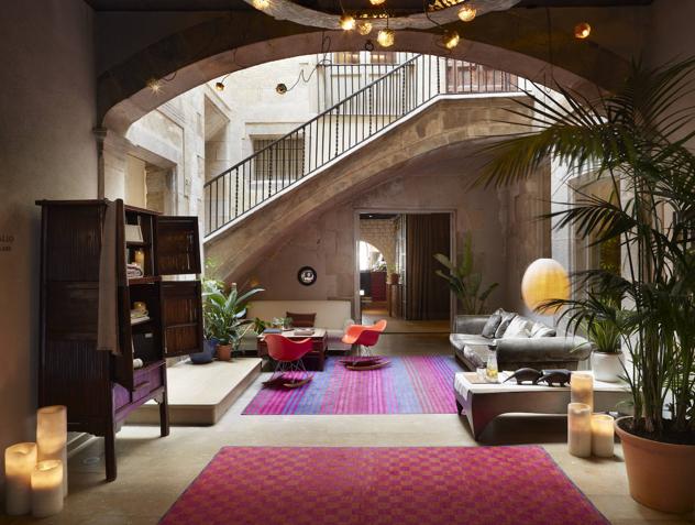 Este Relais &amp; Châteaux, unión de dos casas señoriales del siglo XVIII, en pleno barrio Gótico tiene uno de los mayores tesoros de Barcelona: la azotea Roba Estesa, un jardín aéreo con piscina desbordante, vistas y sombra. relaischateaux.com