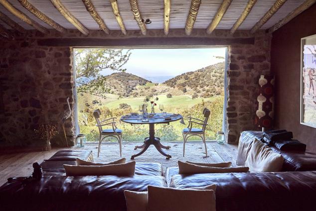 Granja orgánica, centro ecuestre y eco-retreat de nueve habitaciones definen el lujo sosegado e inteligente en plena Serranía de Ronda. Meditarás o harás velas de cera, y sobre todo, aprenderás a escuchar a la naturaleza. ladonaira.com