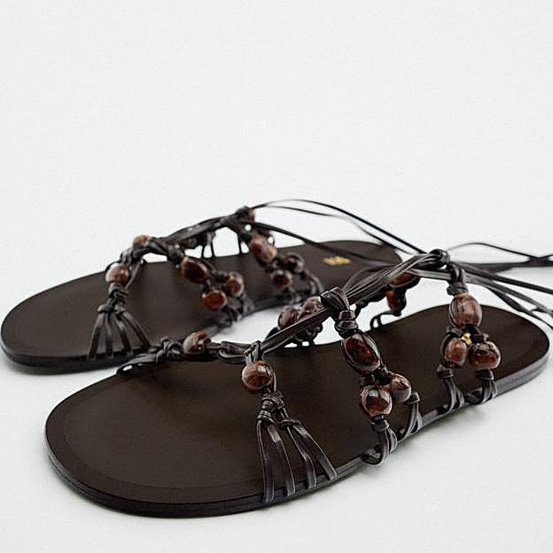 Imagen principal - Las sandalias de Zara planas, ponibles, versátiles y cómodas que te pondrás con TODO