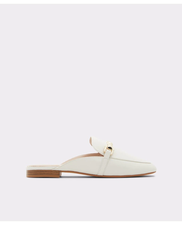 De tipo mocasín y con estilo preppy para looks más formales. Estos mules de Aldo son perfectos para ir a la oficina o para ocasiones donde el protocolo requiera un calzado sobrio. Precio: 89,95 €.