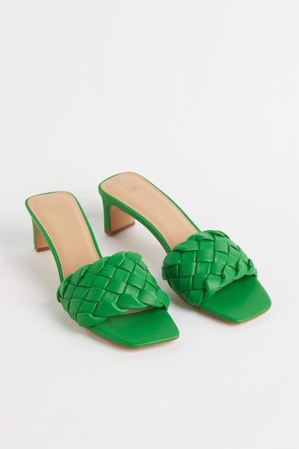 En el color de la temporada, el verde y de piel sintética. Este modelo de H&M presume de tener un tacón ancho y cuadrado. Precio: 24,99 €.