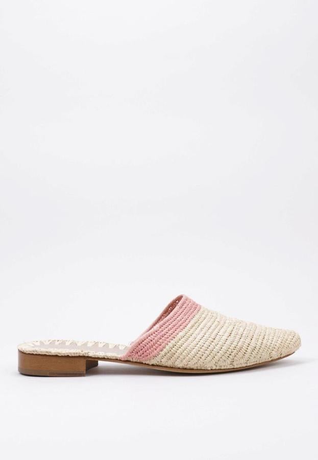 Estos mules nos recuerdan a Marruecos, sobre todo por su tejidos de rafia y cuerpo. La firma Krack nos presenta la versión que las francesas adoran. Precio: 88 €.
