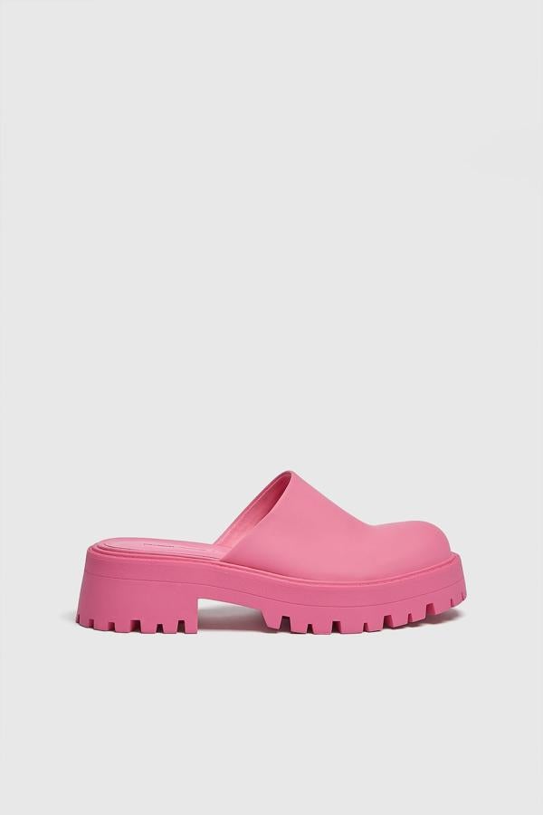 Zapato tipo mule engomada o de suela track para las que se atreven con todo y que buscan la diferencia con Pull&Bear. Precio: 29,99 €.
