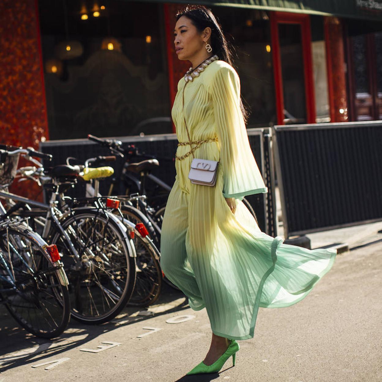 Pincha en la foto para ver los vestidos blancos más elegantes del low cost que necesitas para verte de los más favorecida este verano