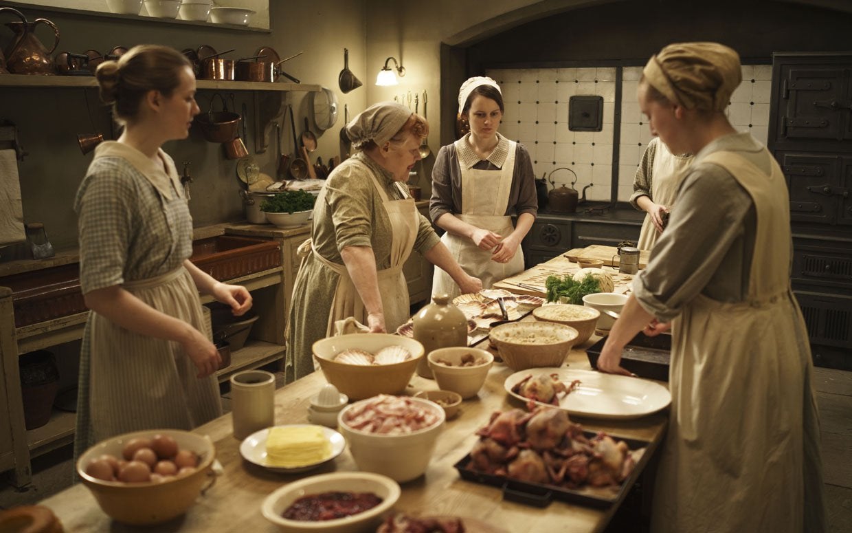 En las cocinas de Downton Abbey la señora Patmore le hacía la vida imposible a Daisy. 