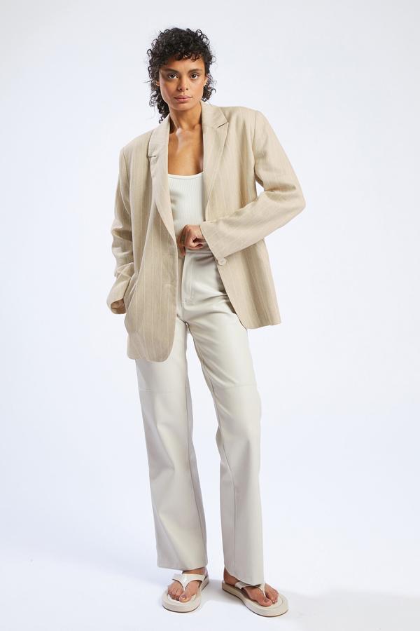 Si hay algo más atemporal y clásico que desprende elegancia por donde quiera que vayas es la blazer femenina. Apuesta por modelos oversize en colores crudos y te lo prometemos, te durará años. Este modelo es de Springfield (39,99€).