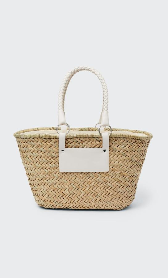 Aunque no encontramos una razón que lo justifique, en verano todas las francesas tienen un bolso como este de Stradivarius (25,90 €) (lo hemos comprobado). Perfecto para salir de compras, añadirle un look natural a tu estilismo y en el que podrás guardar todo lo que necesites.