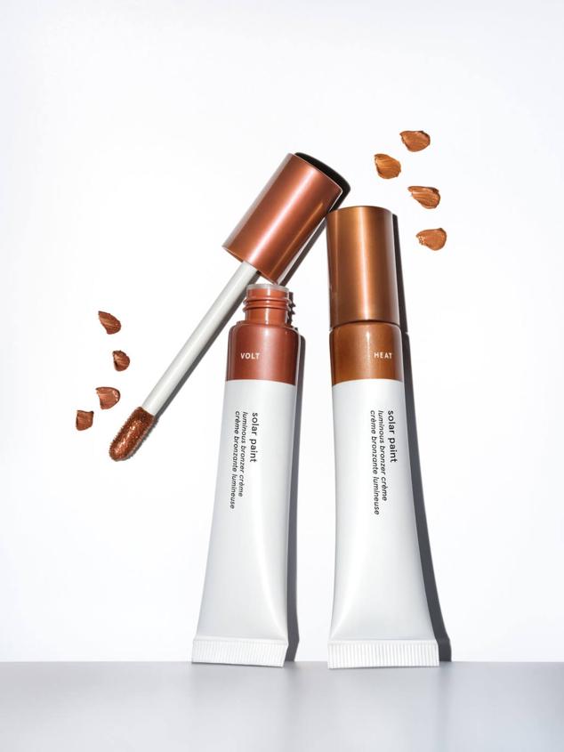 Este bronceador captura un brillo cálido creando la ilusión de haber pasado un día bajo el sol. Tiene un efecto dorado muy luminoso gracias a las perlas reflectantes, añadiendo dimensión al rostro, mientras que su microemulsión de aceite acondiciona y nutre. Se funde con la piel para un acabado real casi imperceptible.