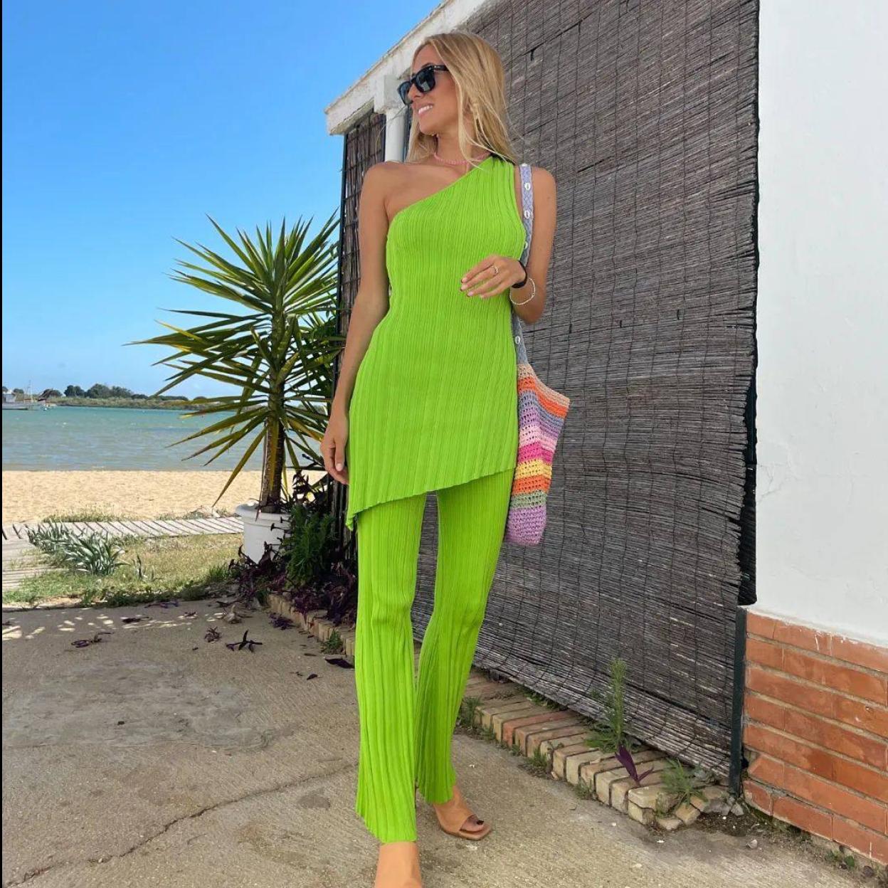 Pincha en la imagen para ver Camisas, vestidos, faldas, pantalones: el verde sigue siendo el color tendencia de la primavera y con estas prendas low cost lo vas a llevar en looks super favorecedores
