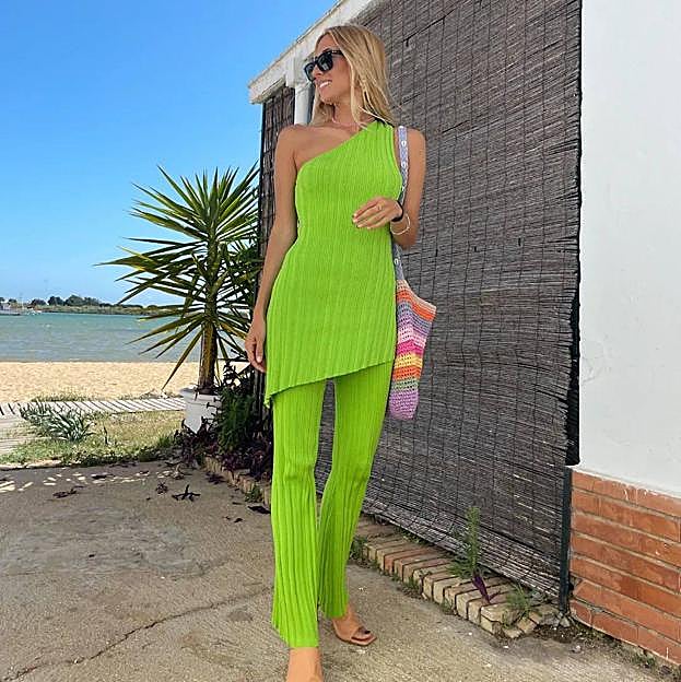 Alucina con este moderno y favorecedor conjunto verde de Zara que causa sensación en Instagram por lo mucho que estiliza