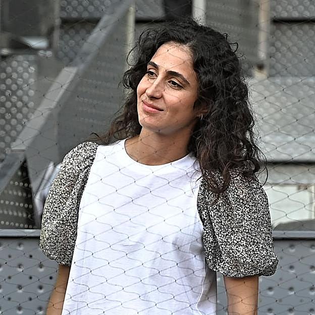 Los preciosos rizos de Xisca Perelló solo se consiguen con este corte de pelo midi y capeado que es ideal para el pelo rizado y ondulado