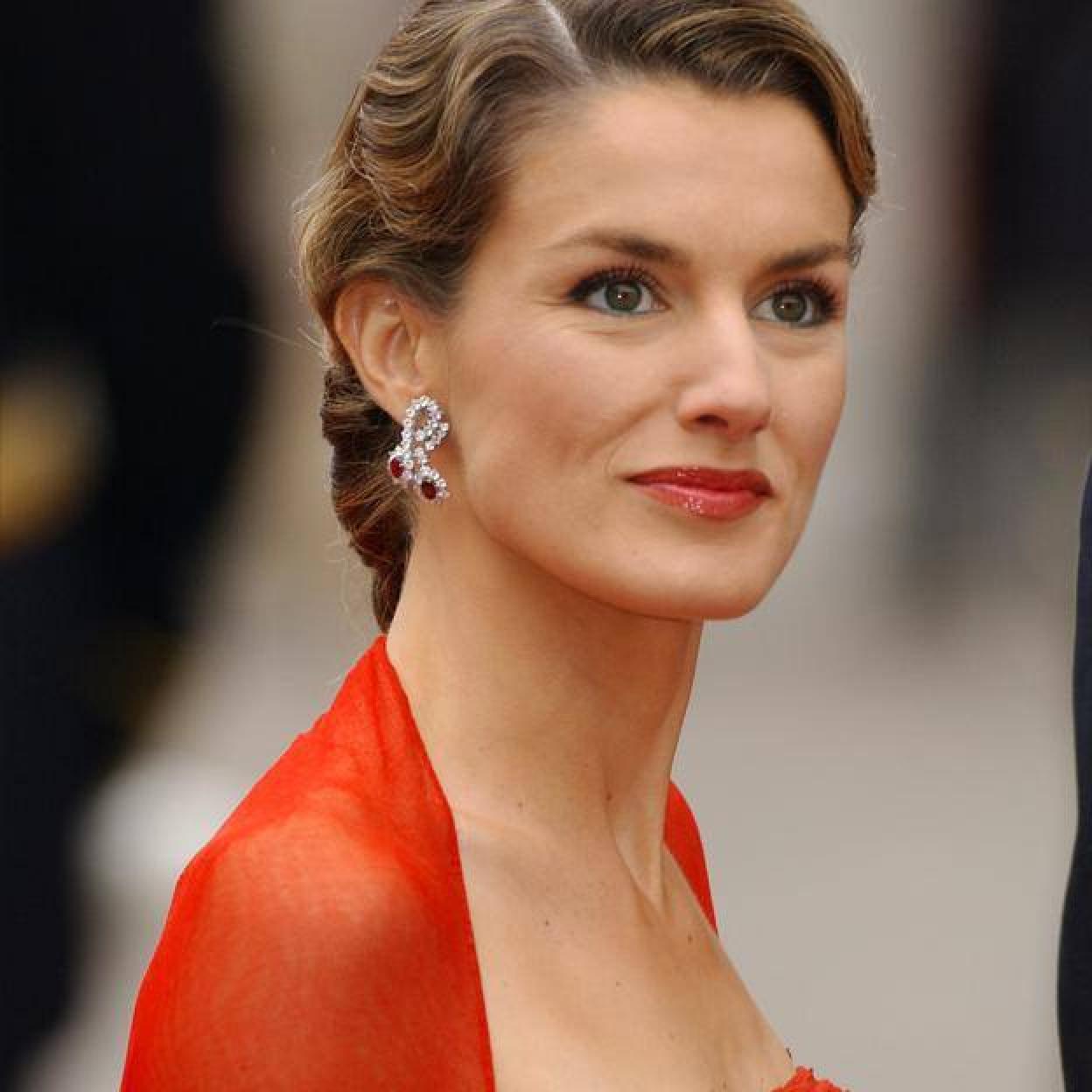 La reina Letizia cuando era princesa, vestida de rojo con un diseño de Caprile. 