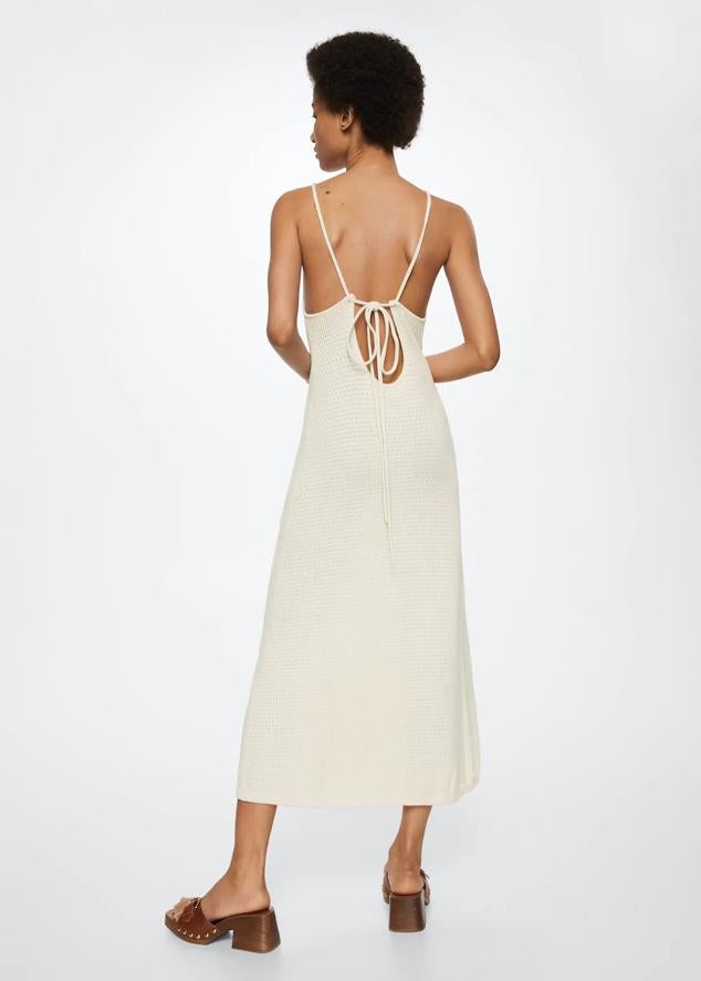Otro vestido que no falla en verano son los blancos, o en tonalidades crudas. Este vestido de Mango con la espalda descubierta es uno de nuestros favoritos (49,99 euros).