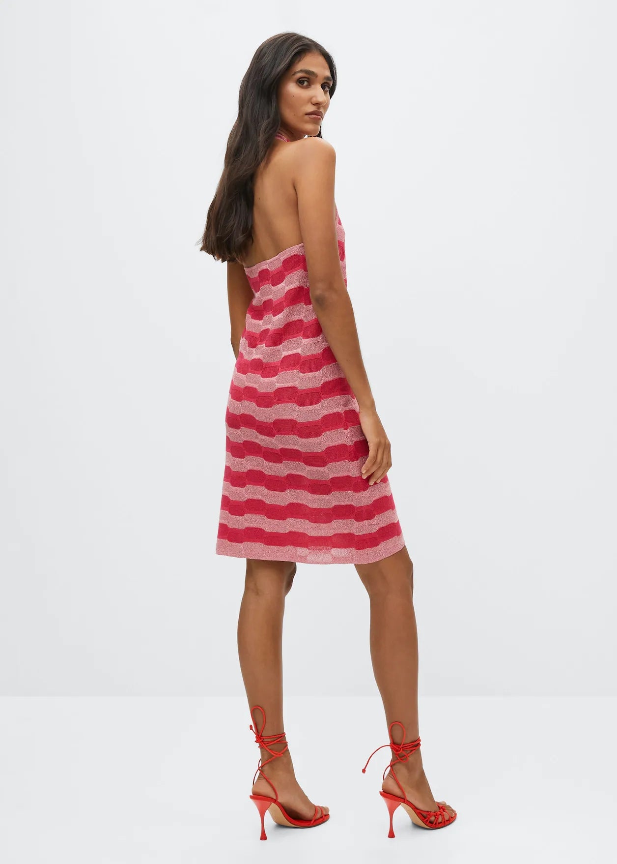 Los vestidos de punto siempre son un acierto en verano. Apuesta por un punto fino para no pasar calor. Esta opción de Mango es espectactular y muy colorida. Cuenta con dos escotes favorecedores: la espalda descubierta y el halter. Tiene un precio de 29,99 euros.