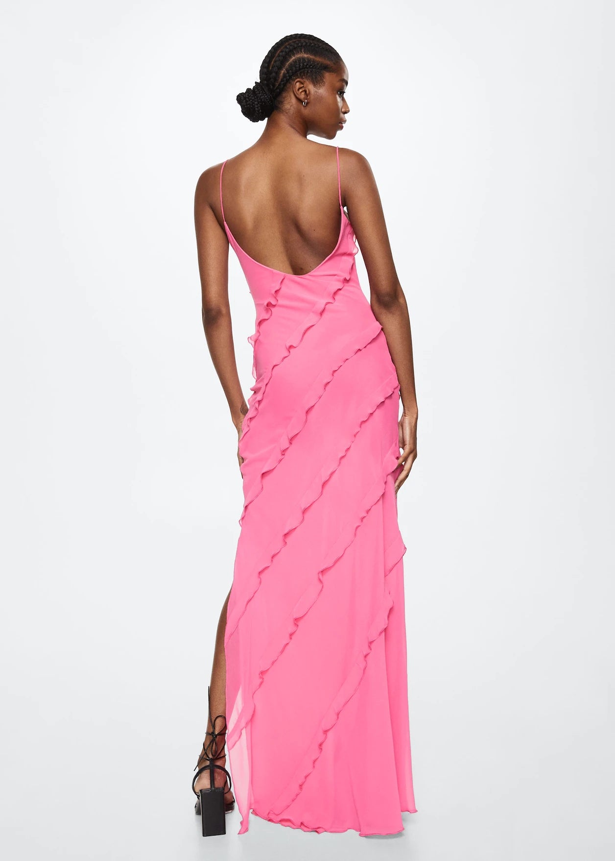 El fucsia es tendencia y todavía estás a tiempo de añadirlo en tu armario con un vestido tan espectacular como este. Es un vestido largo muy fluido con abertura, tirantes finos y espalda descubierta (79,99 euros)