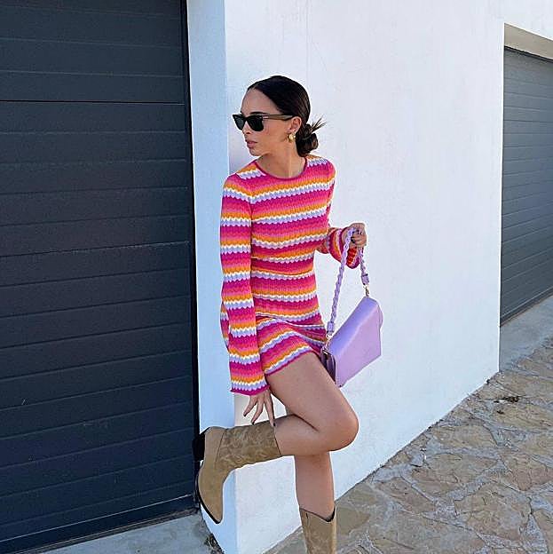 Tenemos el vestido de crochet multicolor más buscado de Instagram que te conquistará por lo rejuvenecedor y favorecedor que es