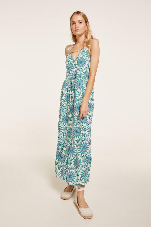 Vestido midi ligero con escote de pico, múltiples tirantes finos, falda con corte amplio terminada en volante y estampado geométrico en beige y verde. Está rebajado a  27,99 euros .