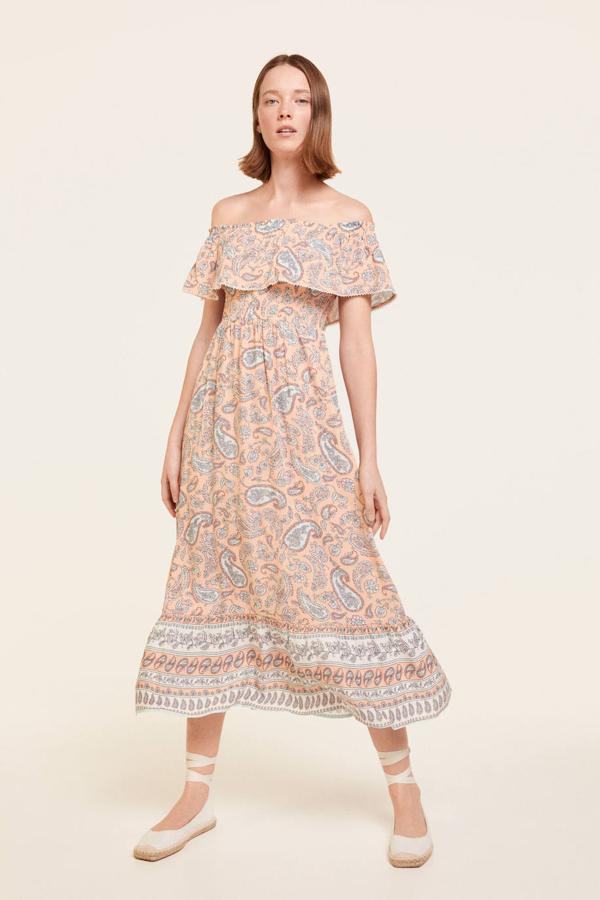 Vestido midi con escote recto elástico que deja los hombros al descubierto, volante en el pecho, goma en la cintura tipo nido de abeja y falda con vuelo terminada en volante, decorado con estampado paisley en naranja claro y gris. Está rebajado a  27,99 euros .