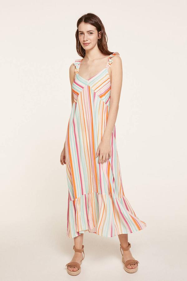 Vestido midi bambula con tirantes de volantes cruzados en la espalda, escote en v, silueta fluida con corte amplio y bajo acabado en volante, decorado con estampado a rayas multicolor. Está rebajado a  27,99 euros .