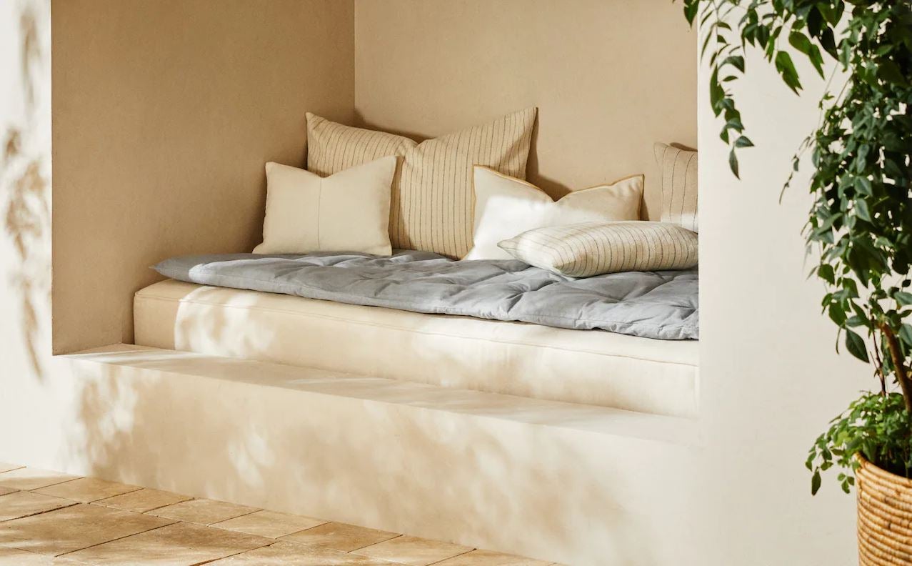 O en una siesta al aire libre acomodadas en este topper de lino con relleno de algodón con pespunte a contraste de Zara Home (59.99 euros).