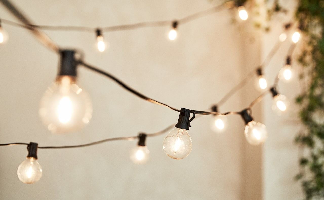 Nos encanta el ambiente cálido y festivo que aportan las luces de verbena, y esta guirnalda de bombillas de Zara Home (25.99 euros) es ideal para crear esa estética.