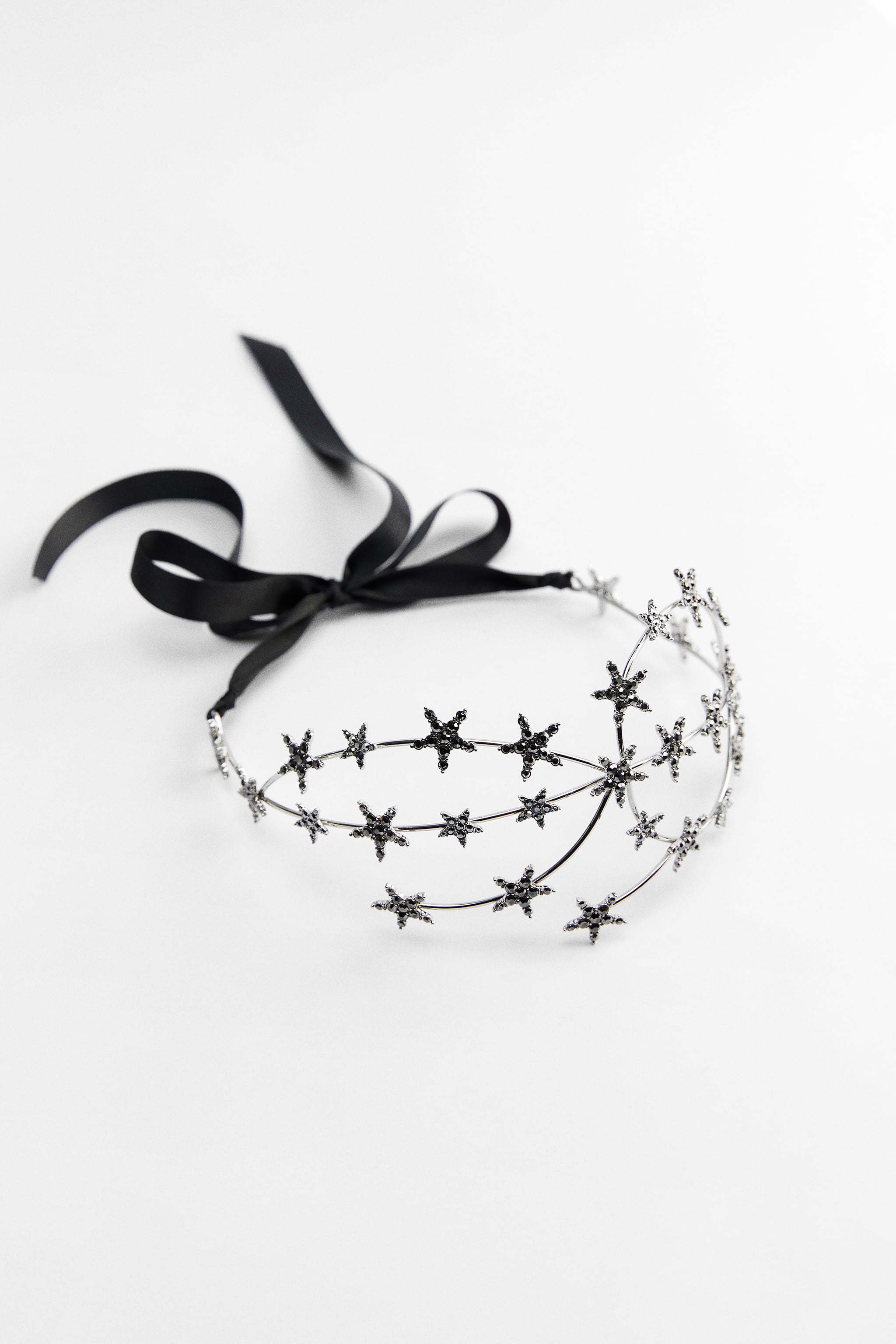 Es tiempo de celebraciones de todo tipo, desde bodas a fiestas nocturnas, y no hay complemento más especial que un tocado. Elige un diseño con estrellas para poner la guinda a tus estilismos. Tocado con estrellas de Zara (25,99 euros)