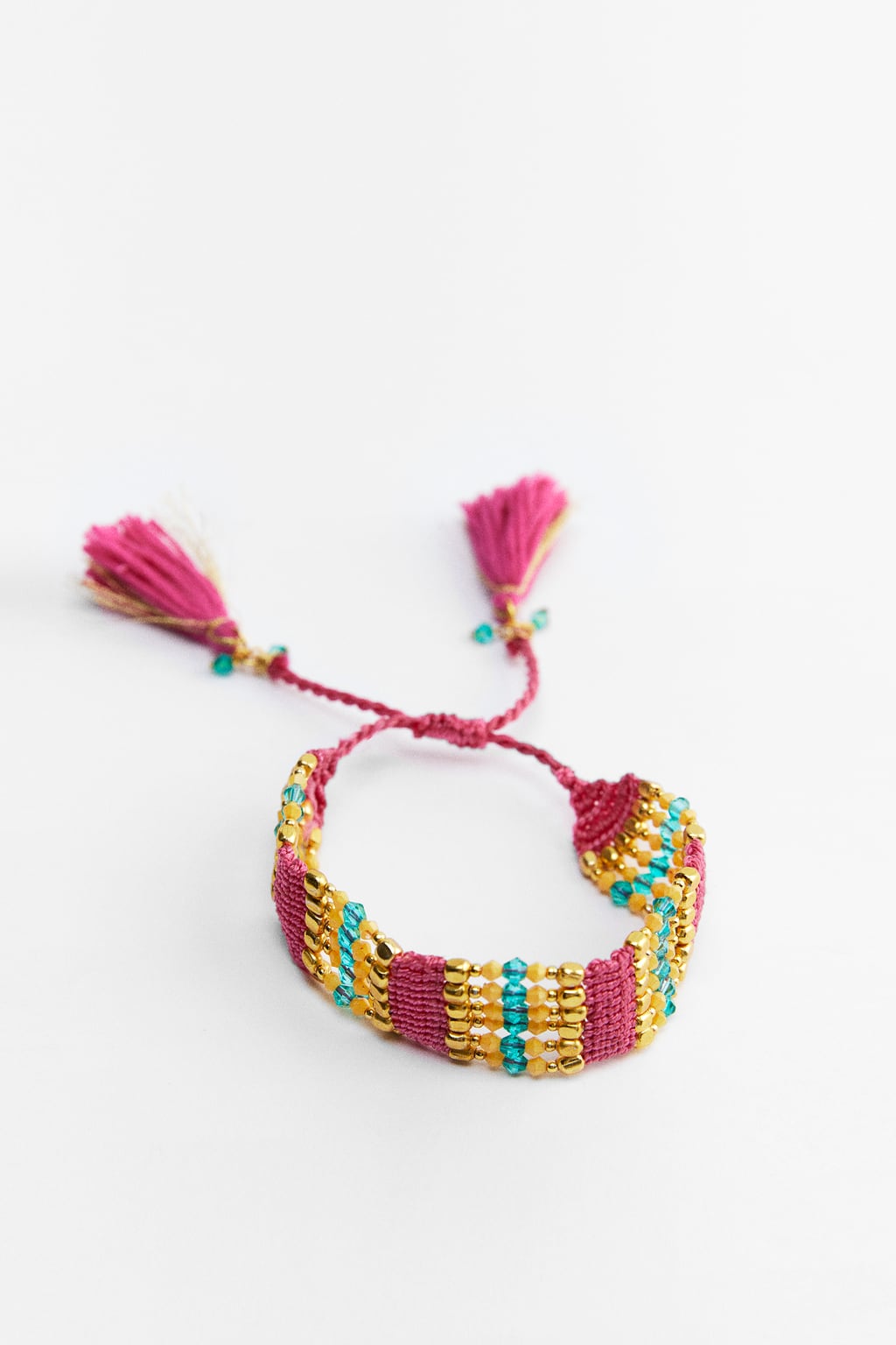 Hay accesorios que nos recuerdan a nuestra más tierna infancia. Esas pulseras que hacíamos con hilos y cuentas de colores han regresado a Zara. Pulsera multicolor de Zara (29,99 euros)