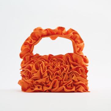 Imagen secundaria 1 - Bolso naranja de Zara (29,95 €), bolso verde con flecos de Mango (49,95 €)