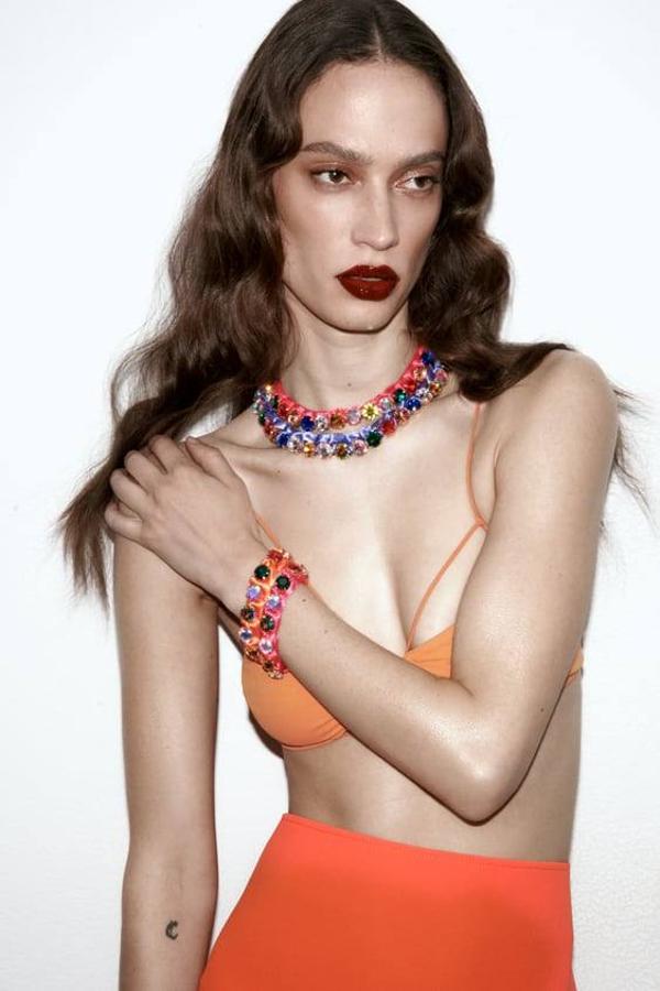 Zara nos trae este pack con dos pulseras con aplicaciones de joyas