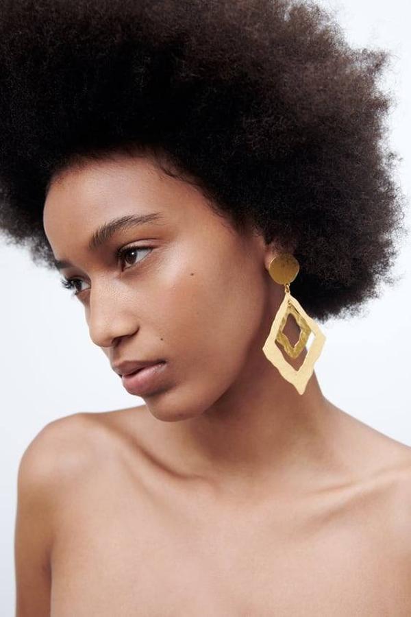 En Zara hemos encontrado estos grandes pendientes de color dorado